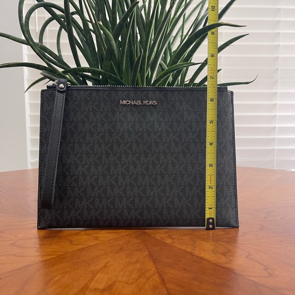Micheal Kors wristlet - Picture 2 of 6